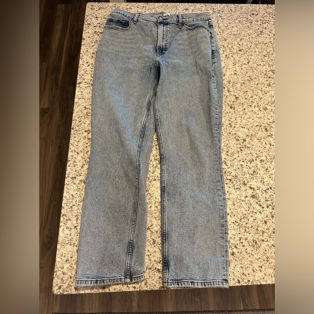Abercombie Curve Love Ultra High Rise 90s Slim Straight Jean - Light wash 32S